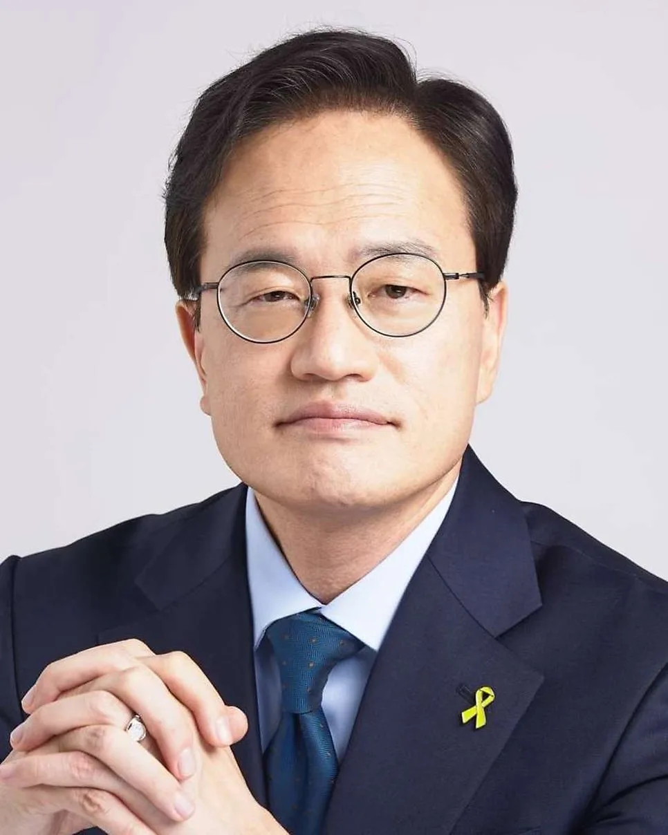 박주민 사주 관상 MBTI 2026년 운세 분석: 헌신적인 보석의 지혜