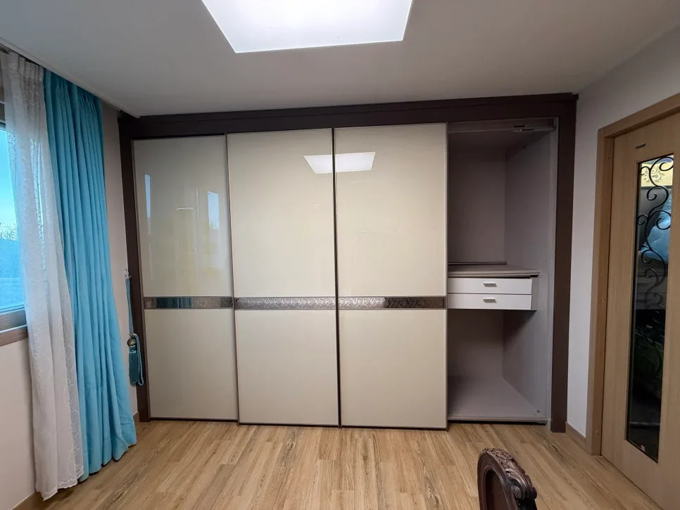 Korean Minimalist Bedroom Wardrobe 2026: Mood White Guide