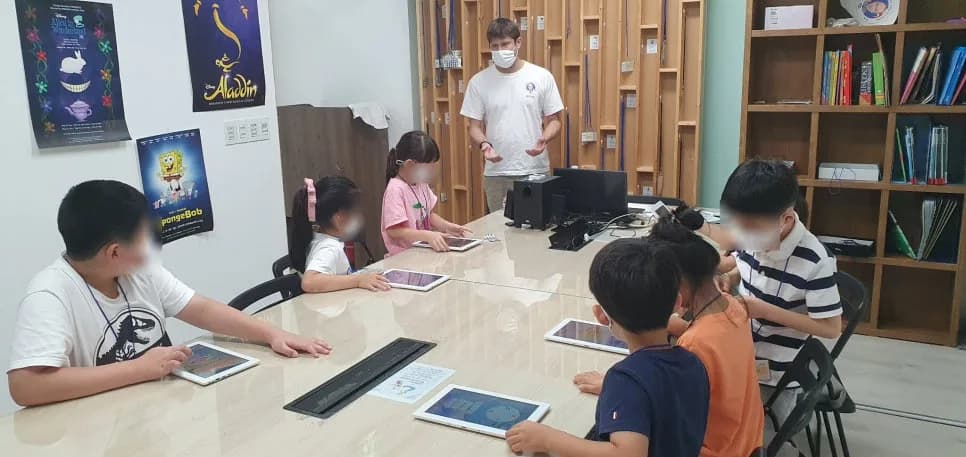아이 영어 수업, 대형 학원보다 소규모가 답인 이유 2026