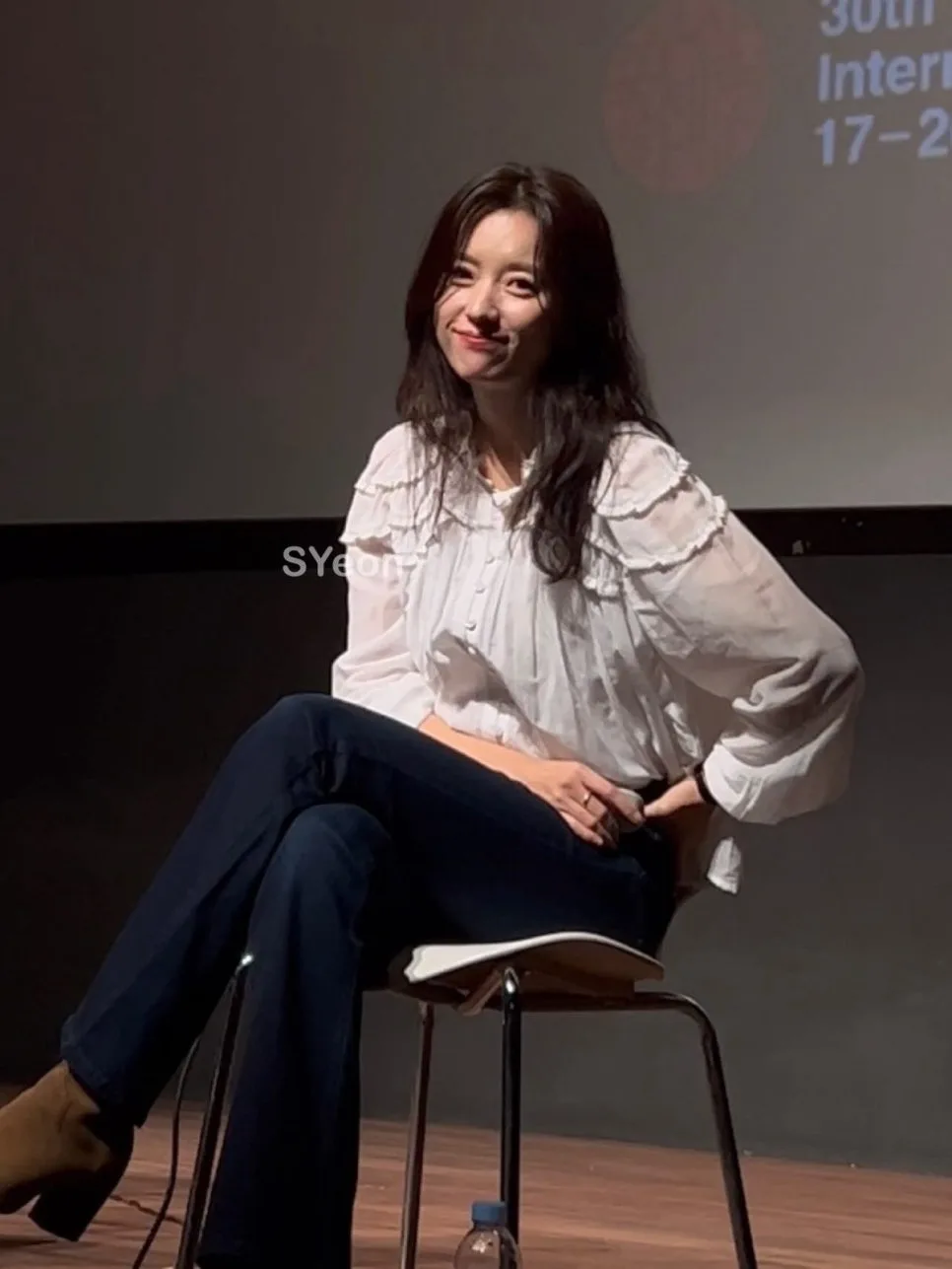 한효주 패션 2026: 청순 러플룩부터 시크 블랙 드레스까지 분석