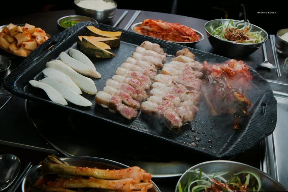 마포 삼겹살 맛집 2026: 30년 파김치와 숯불구이 비교 분석